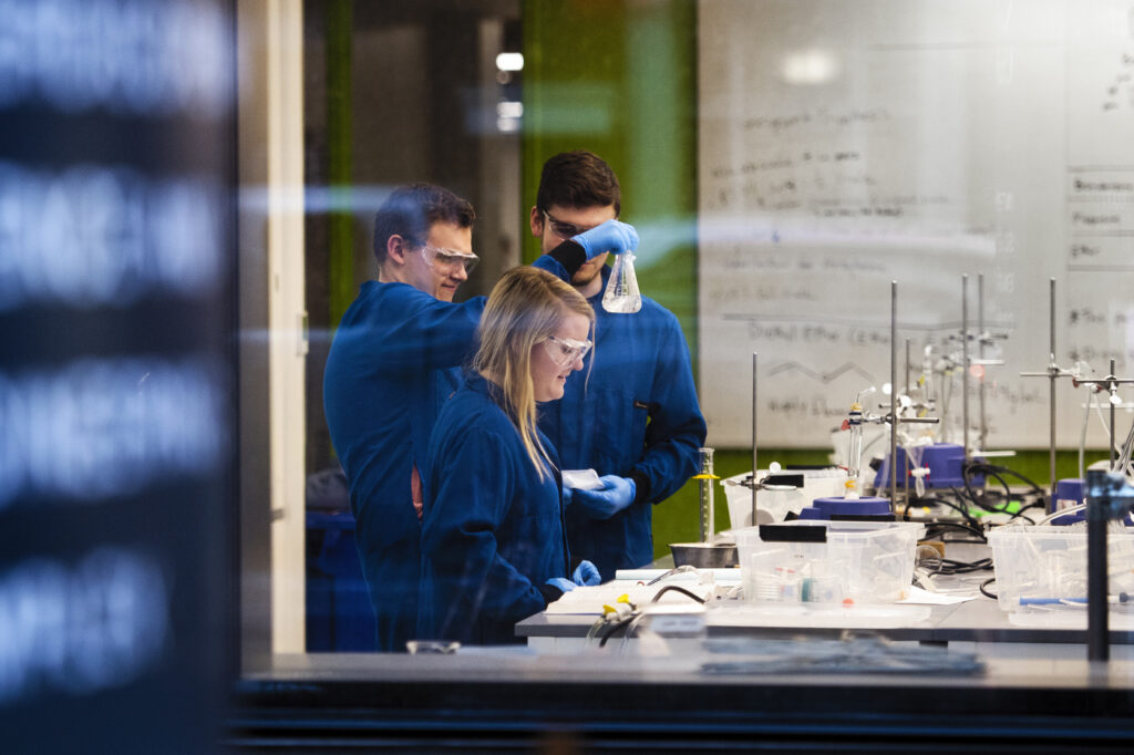 Science reseachers working in a lab