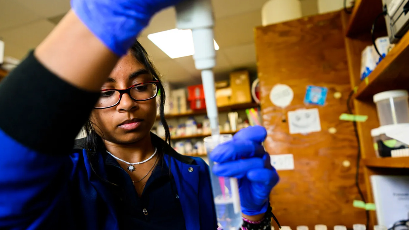 05/16/23 – BOSTON, MA. – Anushka Rajagopalan conducts research on toxic Alaskan algal blooms that cause paralytic shellfish poisoning, which threatens marine life and even humans, for her co-op at the Woods Hole Oceanographic Institution on Tuesday, May 16, 2023.