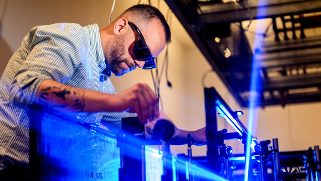 Alberto De la Torre using thermal quenching in the lab.