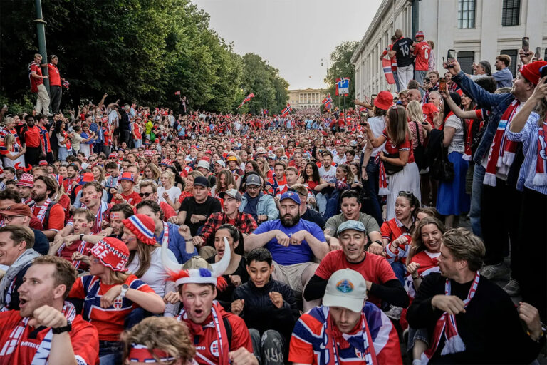 How do World Cup crowds get synchronized so quickly? Researchers explain